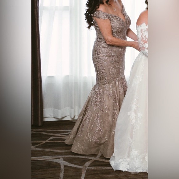 Mother of the Bride/Mother of the Groom Trumpet Style Gown - Picture 8 of 10